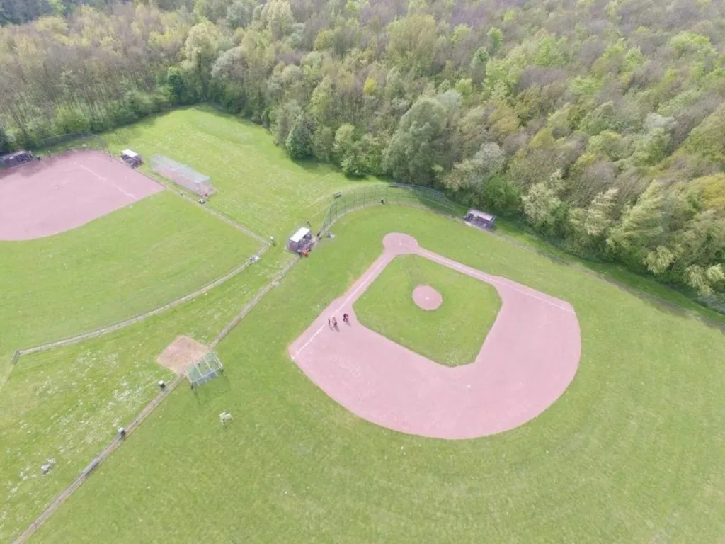 Luchtfoto van de velden van Falcons, met het honkbalveld tussen het groen